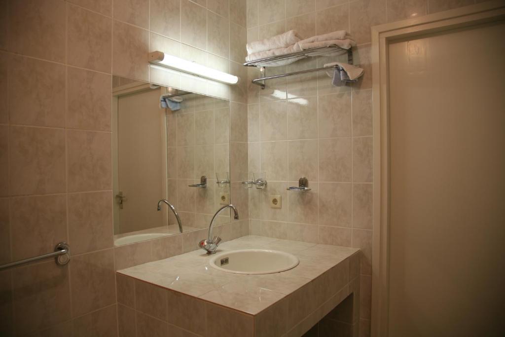 Hotel Restaurant Zeeland Tholen Room photo